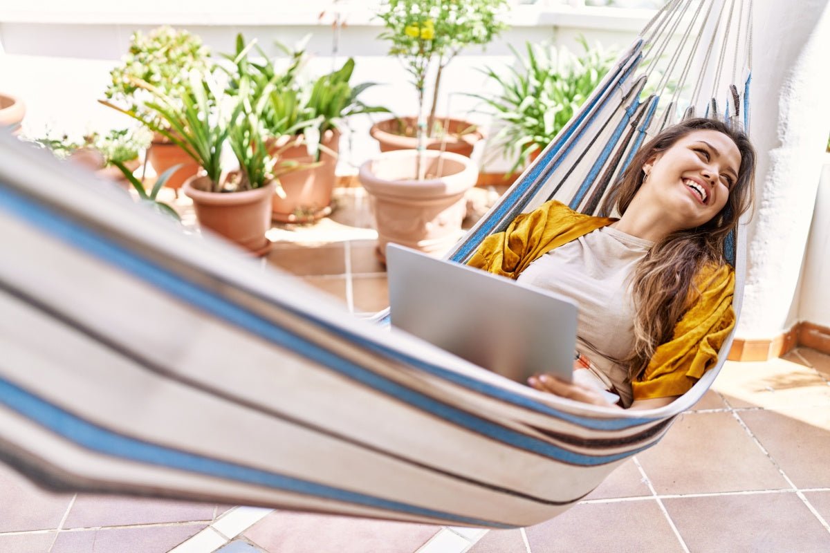 Dal dondolo all'amaca: cosa serve per un angolo relax in giardino? - MondoViro