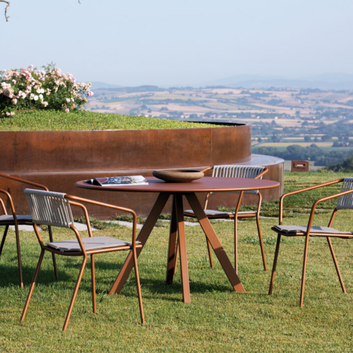Sedie in metallo "Slot" con schienale in corda "Slot" impilabili cm 54x55 79h