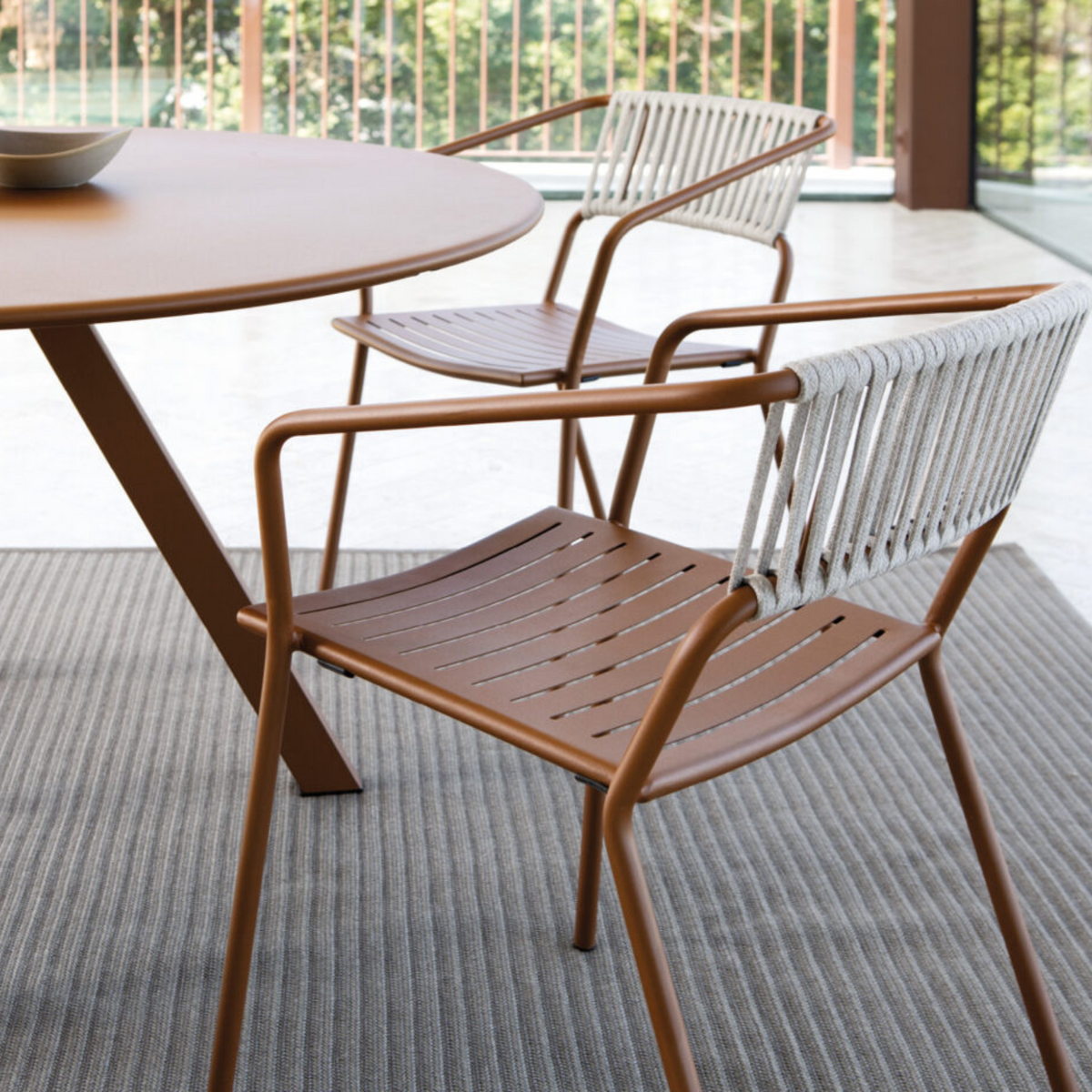 Sedie in metallo "Slot" con schienale in corda "Slot" impilabili cm 54x55 79h