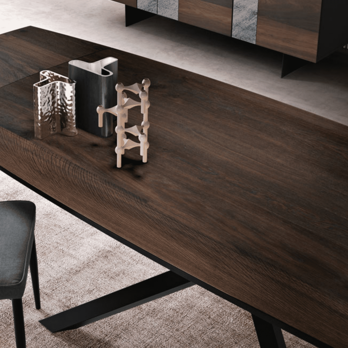 Tavolo moderno allungabile "Alan" con base in metallo e piano in rovere - MondoViro