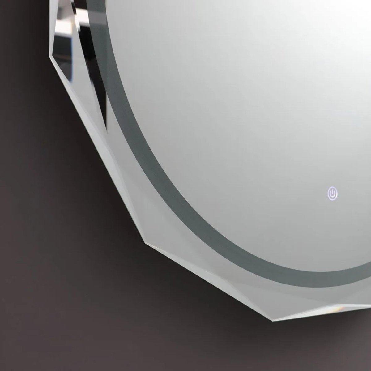 Specchio a led "Horizonte" con bordo sfaccettato e illuminato - MondoViro