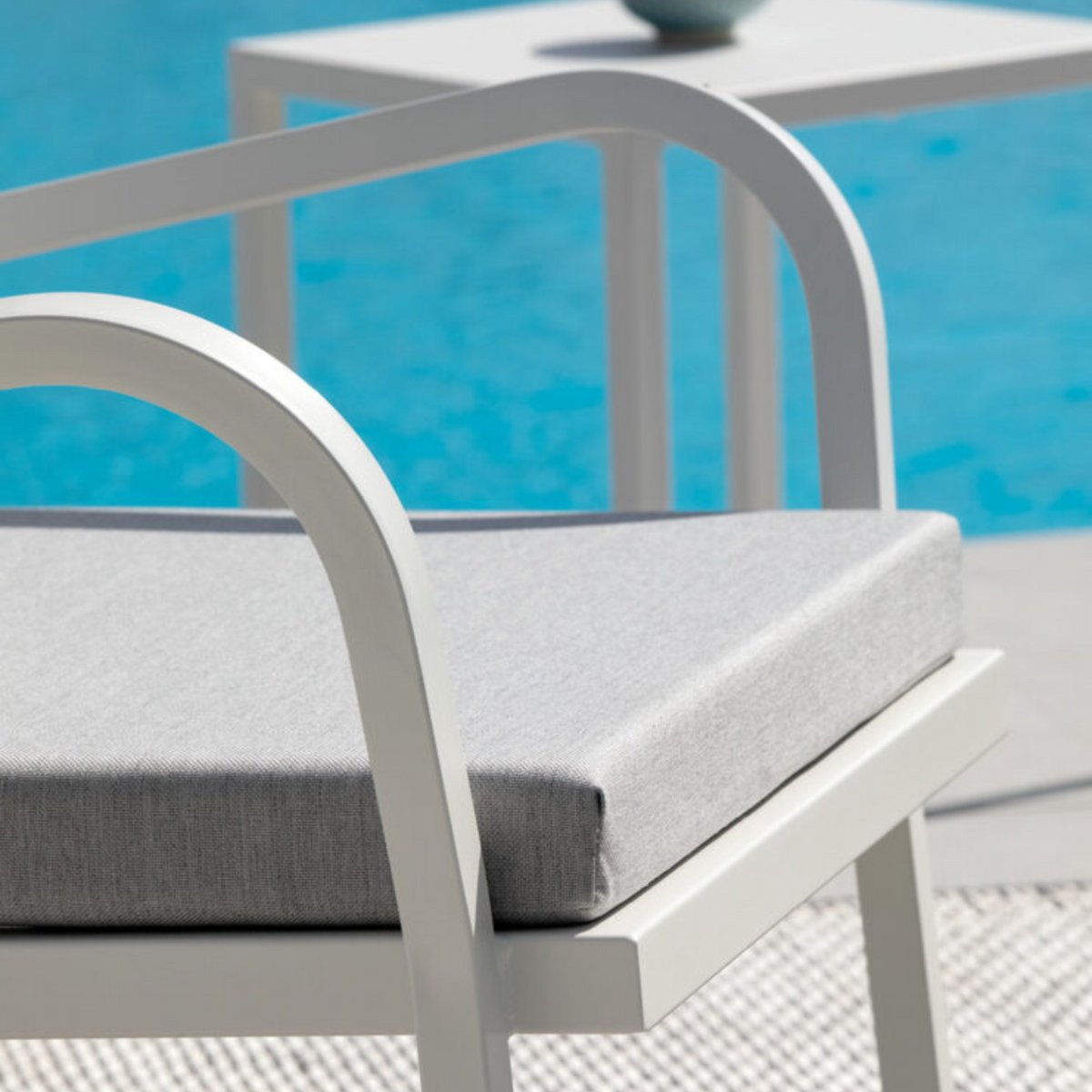 Poltrone moderne "Alice" basse in metallo impilabili da giardino cm 65x63 77h