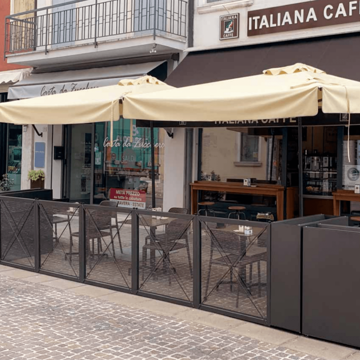 Ombrellone moderno écru "Mezz'ombra Classic" con palo laterale antracite - MondoViro