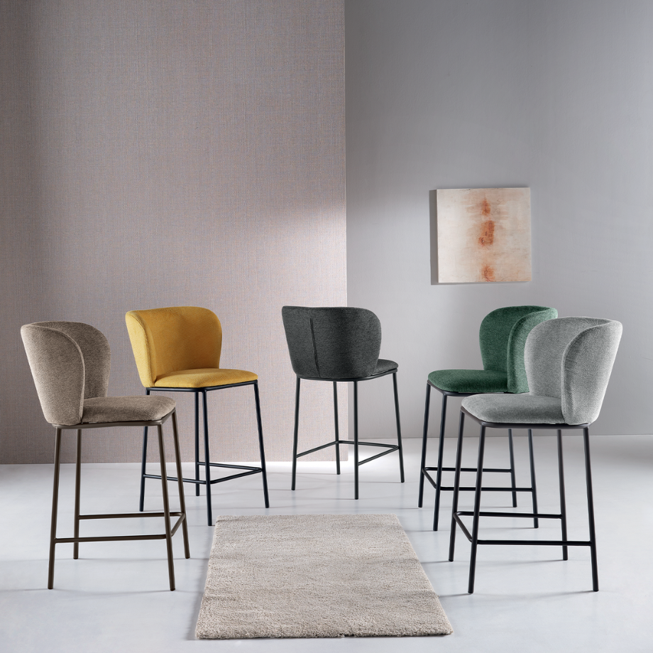 Set sgabelli fissi "Riva" dal design morbido e accogliente in tessuto cm 58x52 95h