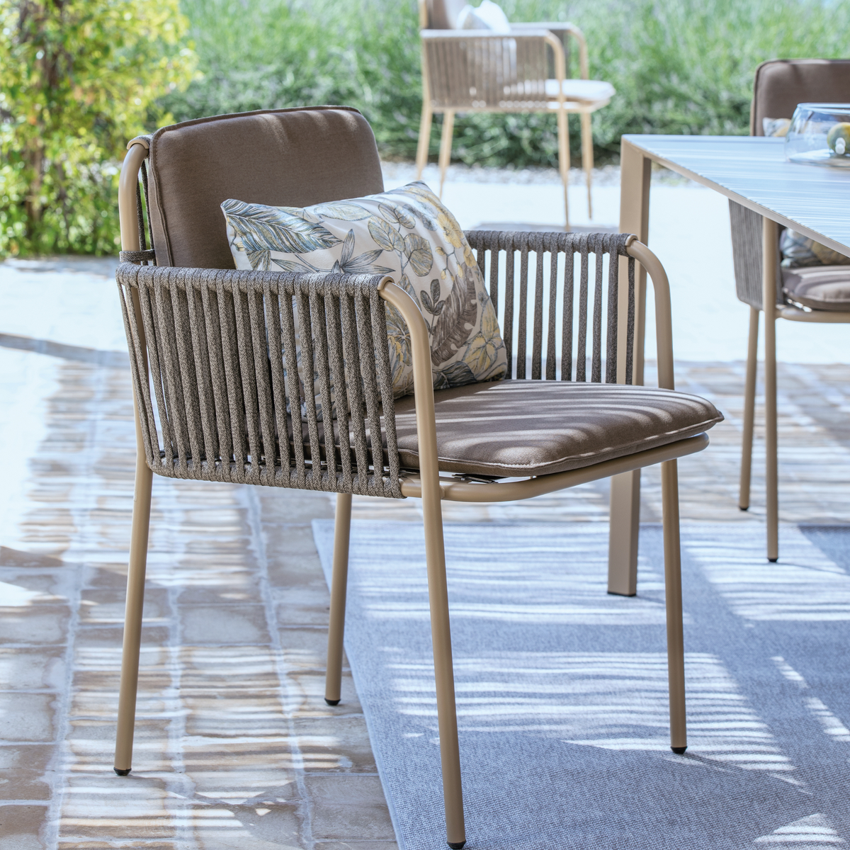 Set di 2 sedie lounge con cuscino e schienale in corda "Key West" impilabili