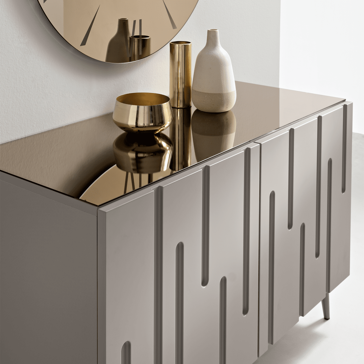 Madia tortora "Lira" con ante in MDF laccato e scocca in nobilitato con top bronzo e 5 piedini - MondoViro