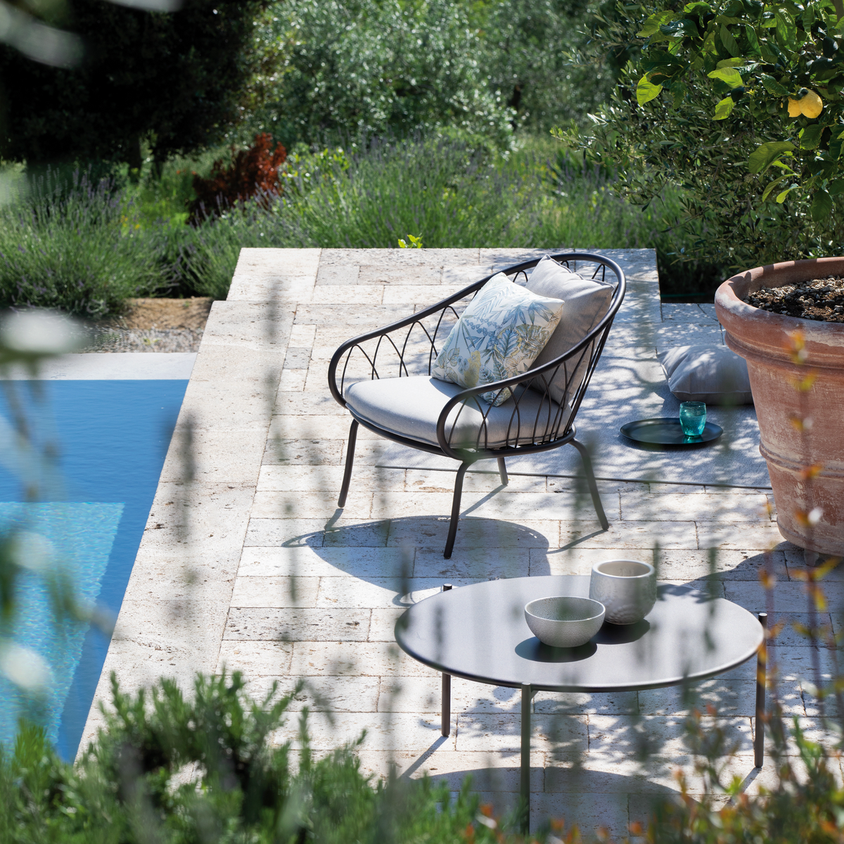 Poltrona bassa da giardino in metallo "Flora" sedia lounge impilabile cm 75x75 75h