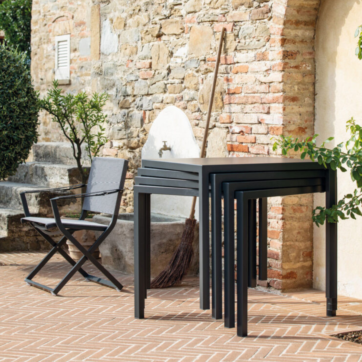 Tavolo fisso quadrato in metallo "Quatris" modero impilabile bar giardino h 75 cm