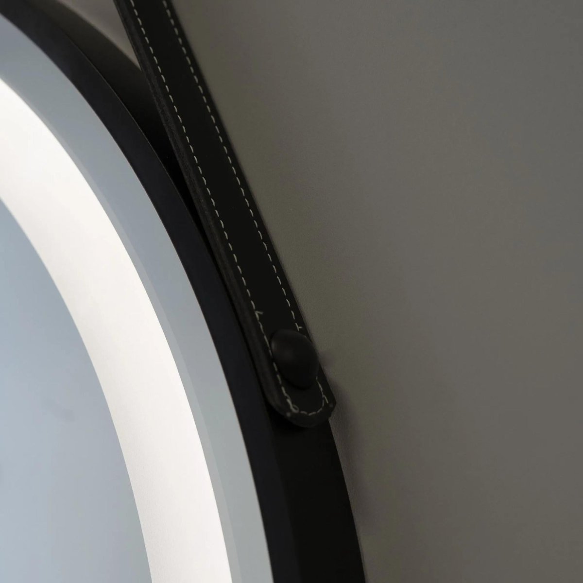 Specchio a led rotondo "Oakland" retroilluminato con cornice e laccio nero cm 60x60 - MondoViro