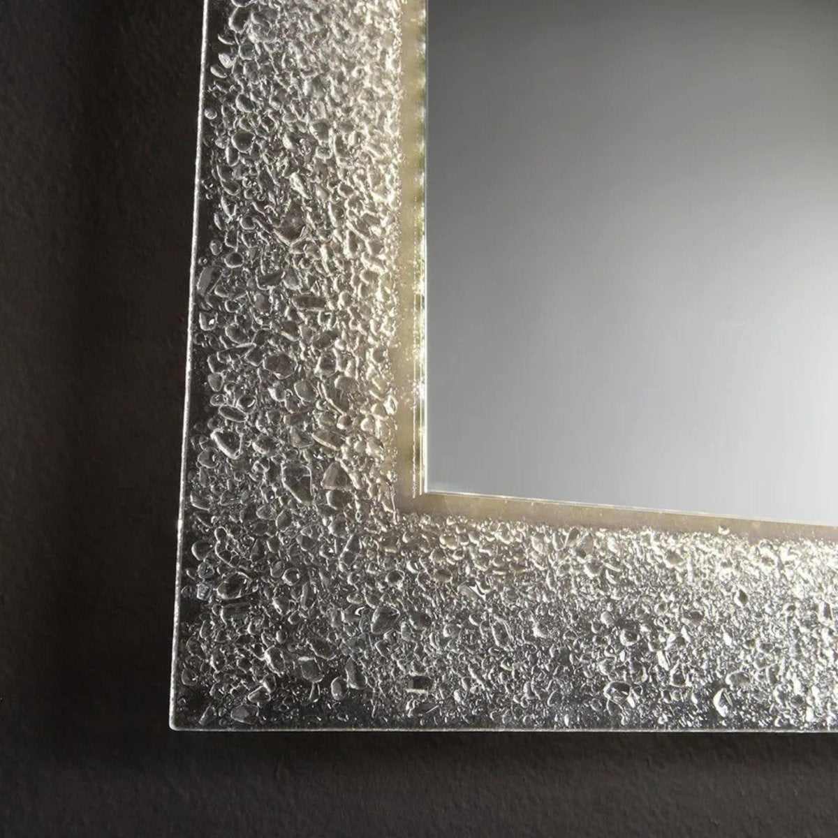 Specchio a led rettangolare "Serranova" con cornice in graniglia di vetro cm 98x70 - MondoViro
