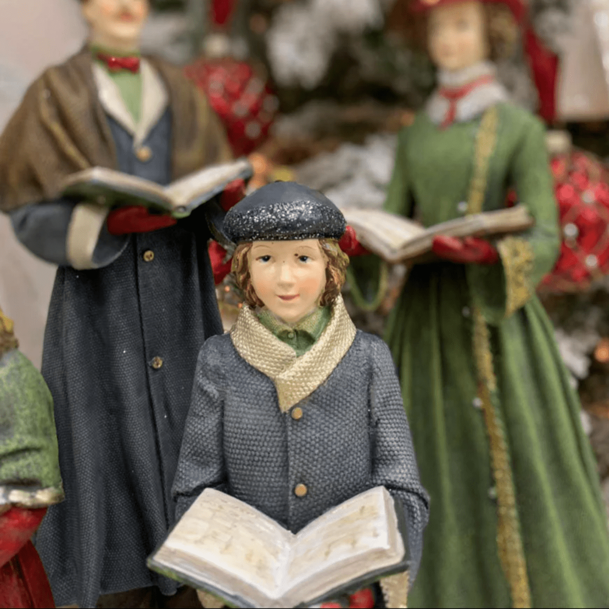 Statuetta famiglia “Cantori”, decorazione Natalizia elegante in Poli - resina cm 40h - MondoViro
