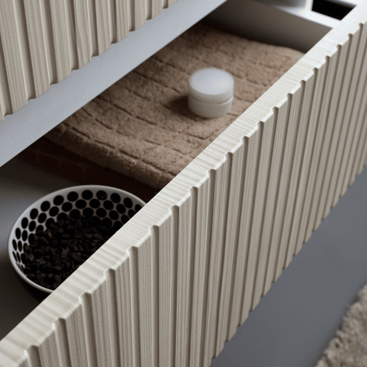 Mobile bagno "Santorini" sospeso 80 cm bianco e rovere con frontale cannettato e lavabo in ceramica - MondoViro
