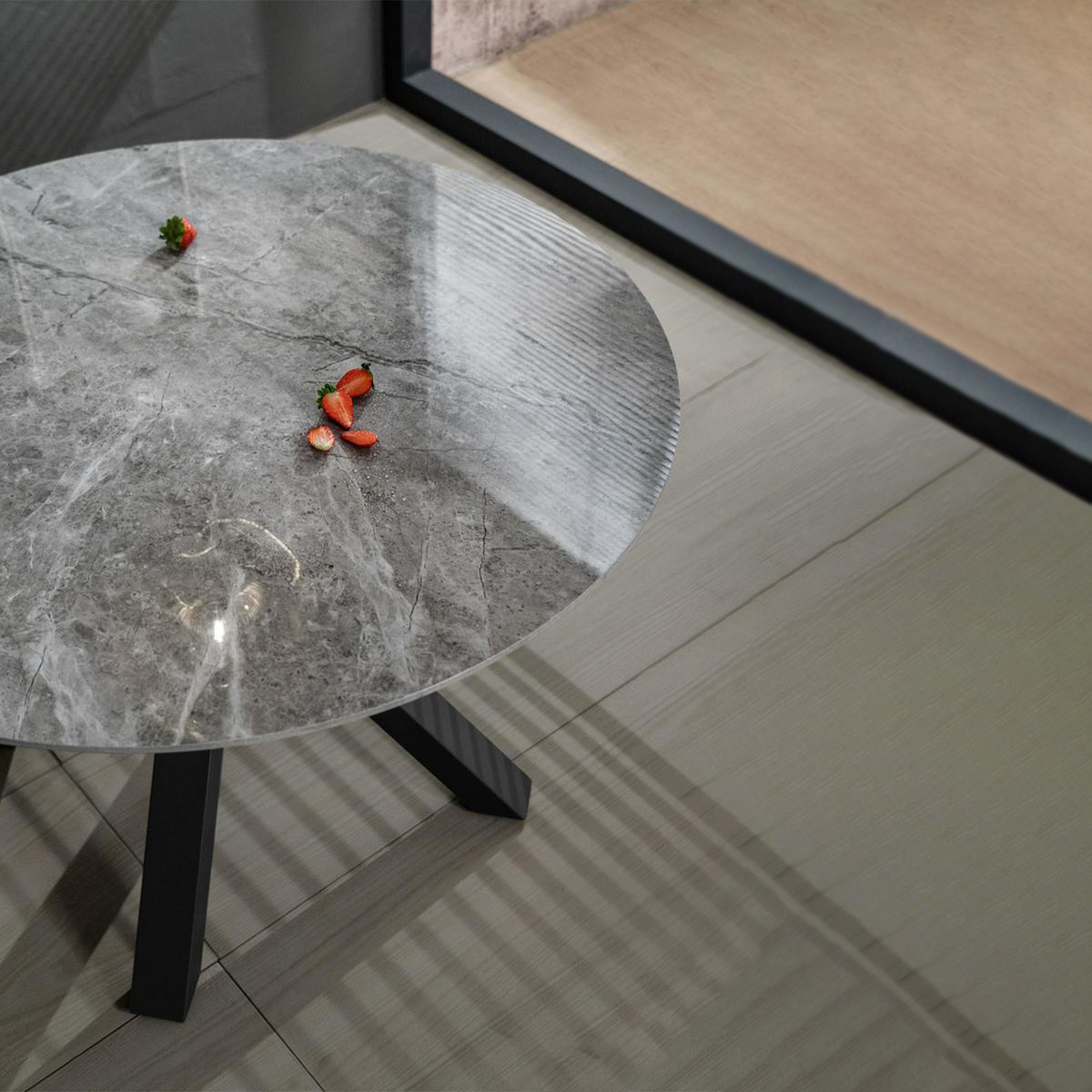 Tavolo tondo "Louis" piano in ceramica effetto marmo Ø120 76h