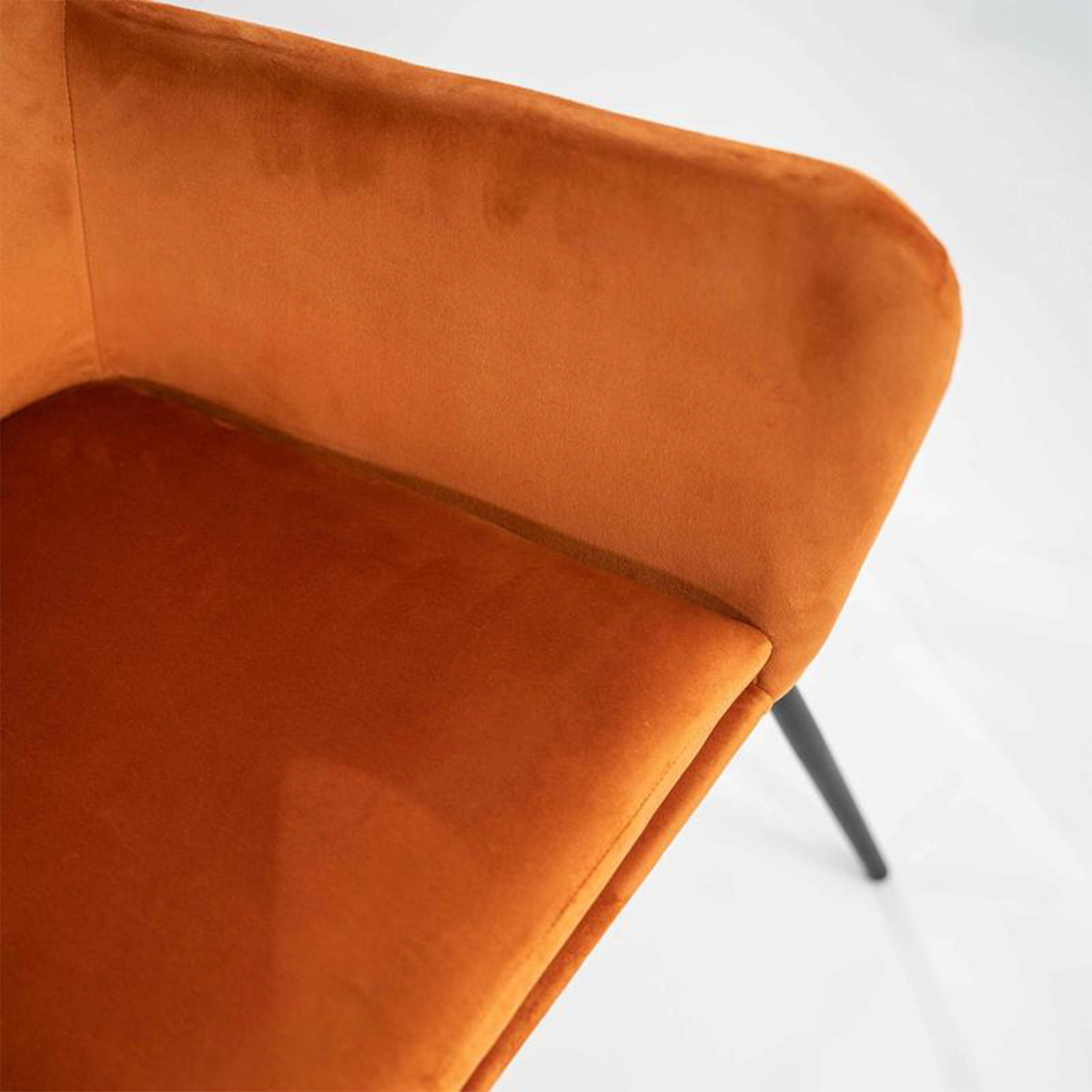 Poltrona imbottita "Gaia" moderna in velluto con gambe in metallo cm 70x72 79h