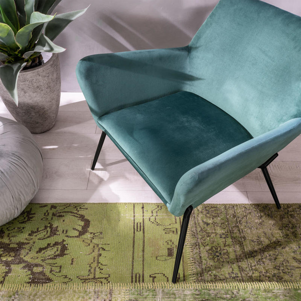 Poltrona imbottita "Gaia" moderna in velluto con gambe in metallo cm 70x72 79h