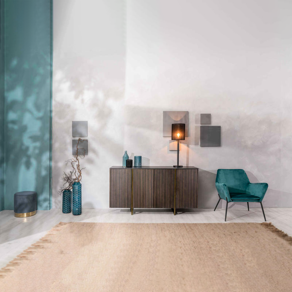 Poltrona imbottita "Gaia" moderna in velluto con gambe in metallo cm 70x72 79h