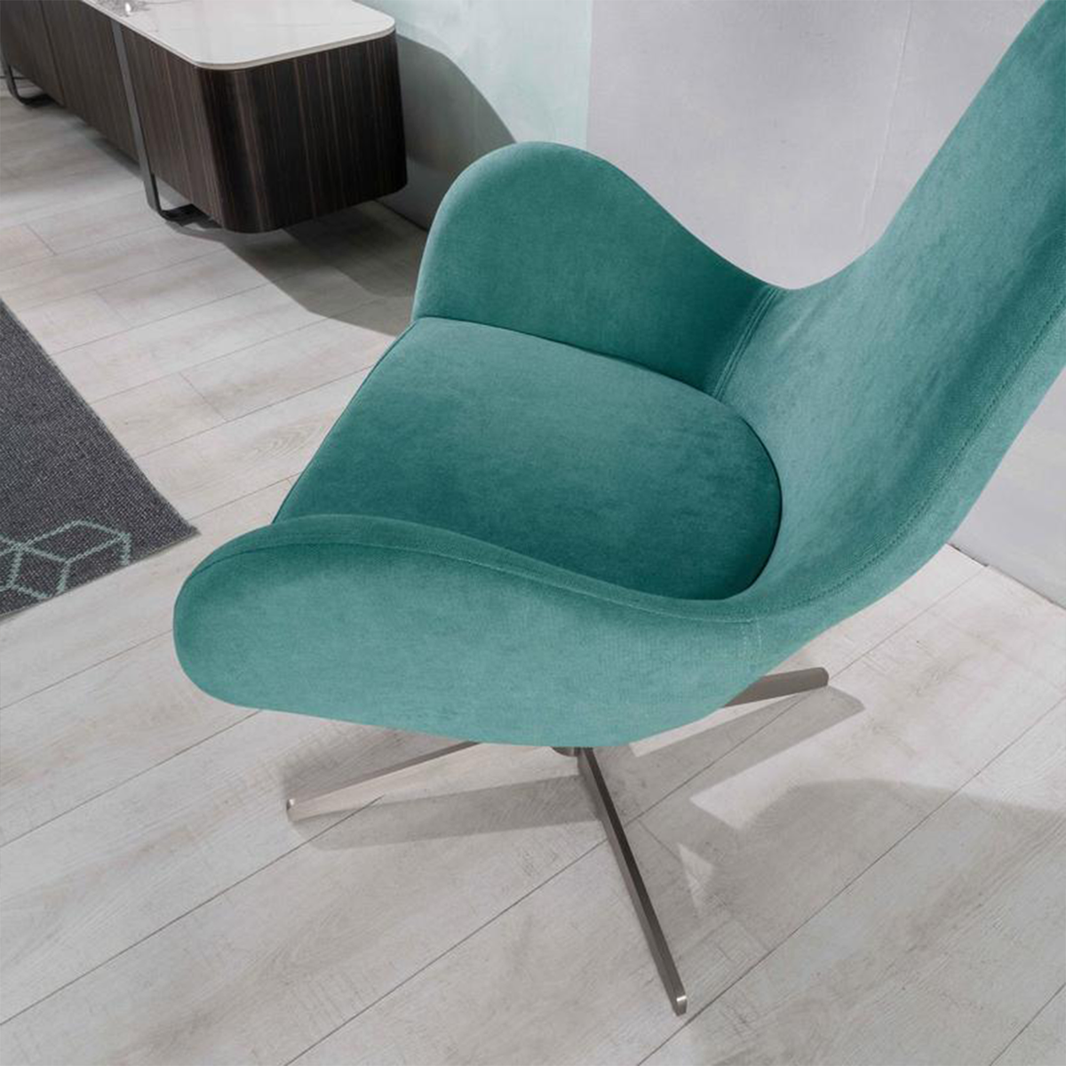 Poltrona moderna girevole "Orpea" in tessuto con base cromata cm 72x64 85h