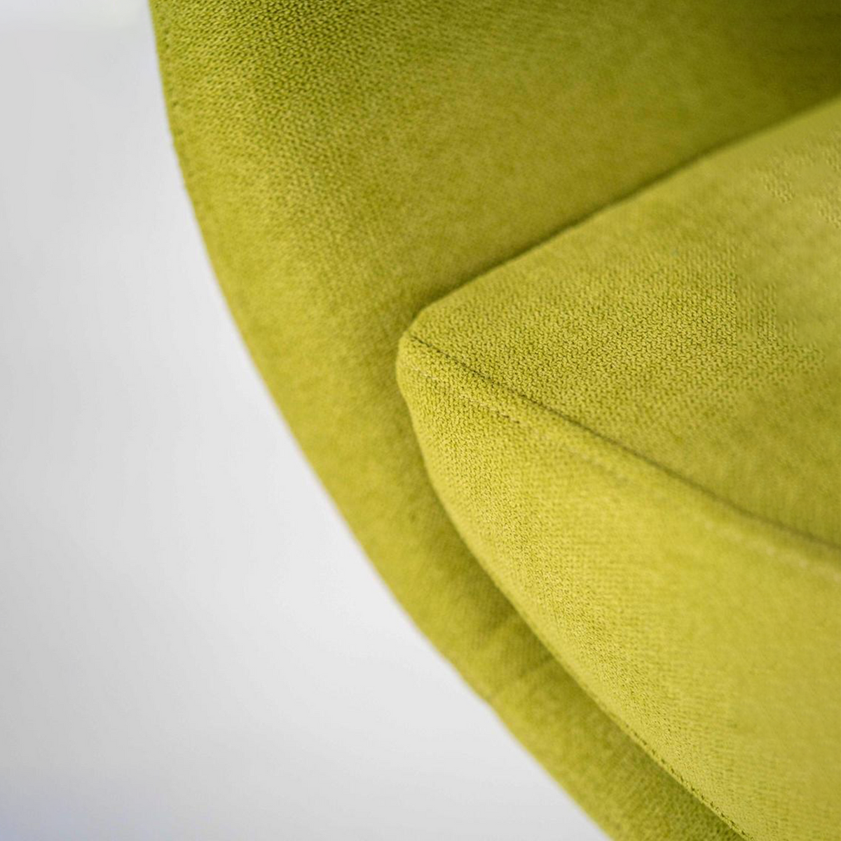 Poltrona moderna girevole "Orpea" in tessuto con base cromata cm 72x64 85h
