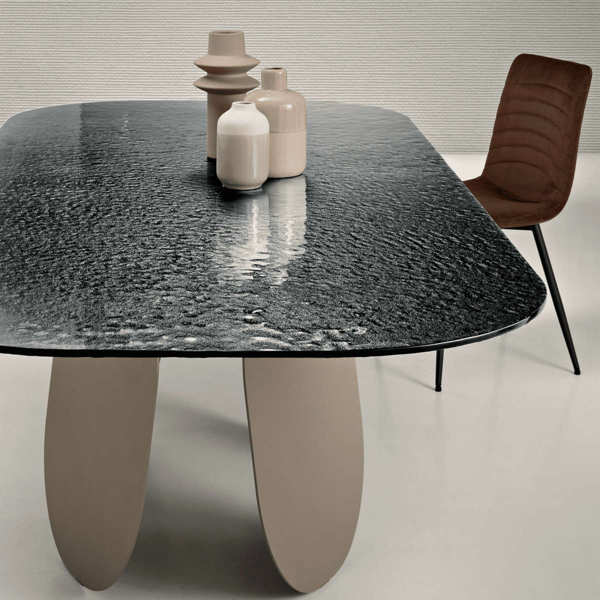 Tavolo fisso da pranzo moderno "Monroe" con piano in vetro martellato - MondoViro
