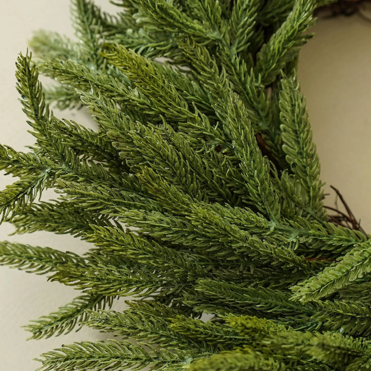 Ghirlanda natalizia Norfolk pine "Liam" in PE effetto Real Touch da Ø 60 cm - MondoViro