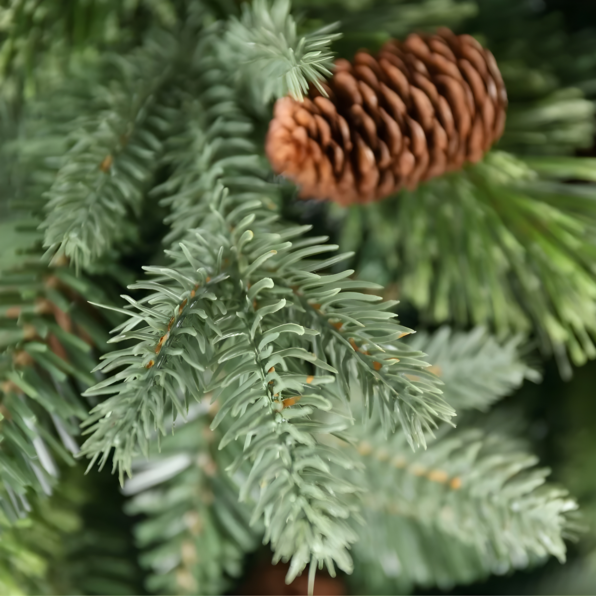 Albero di Natale "Candle" in PE effetto real touch e PP effetto aghi di pino e pigne