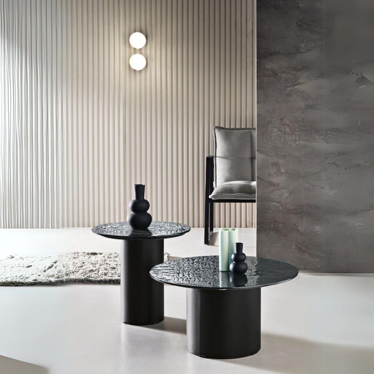 Tavolino rotondo "Dixy" con base in metallo e piano in vetro