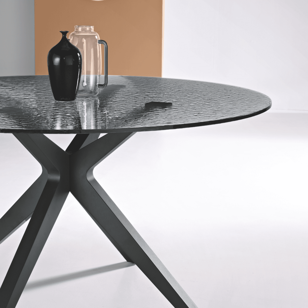Tavolo fisso moderno "Eivissa" con piano in vetro martellato fumè e base in metallo - MondoViro
