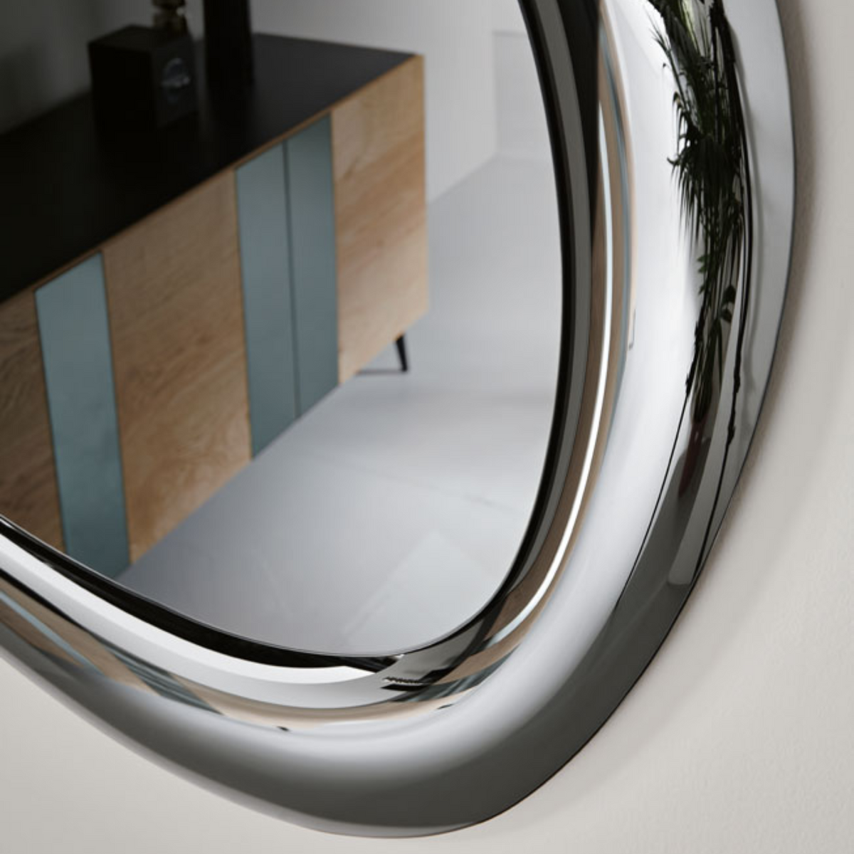 Specchio moderno da parete "Carry" con cornice curva da soggiorno