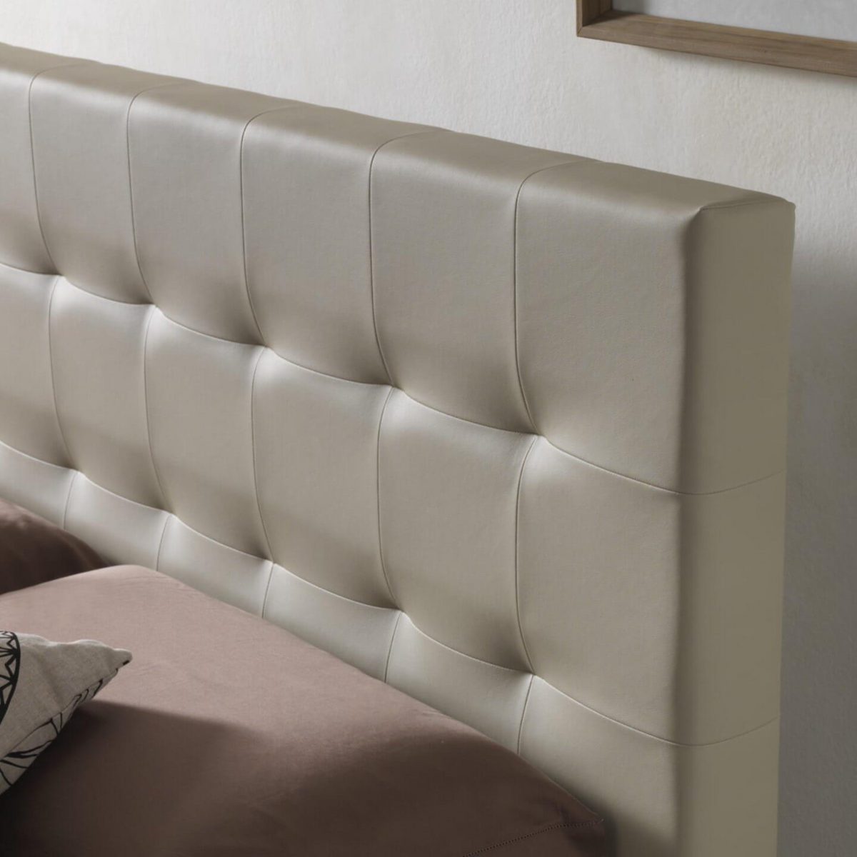 Letto contenitore con rete "New York" imbottito in microfibra con piedino conico