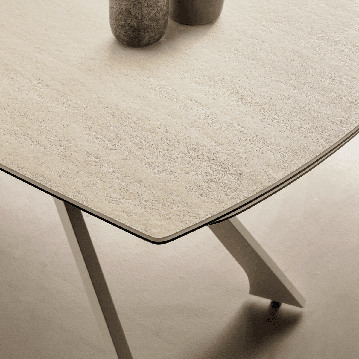 Tavolo allungabile da pranzo "Nido" con piano in grès effetto marmo cm 160/240x90 77h - MondoViro