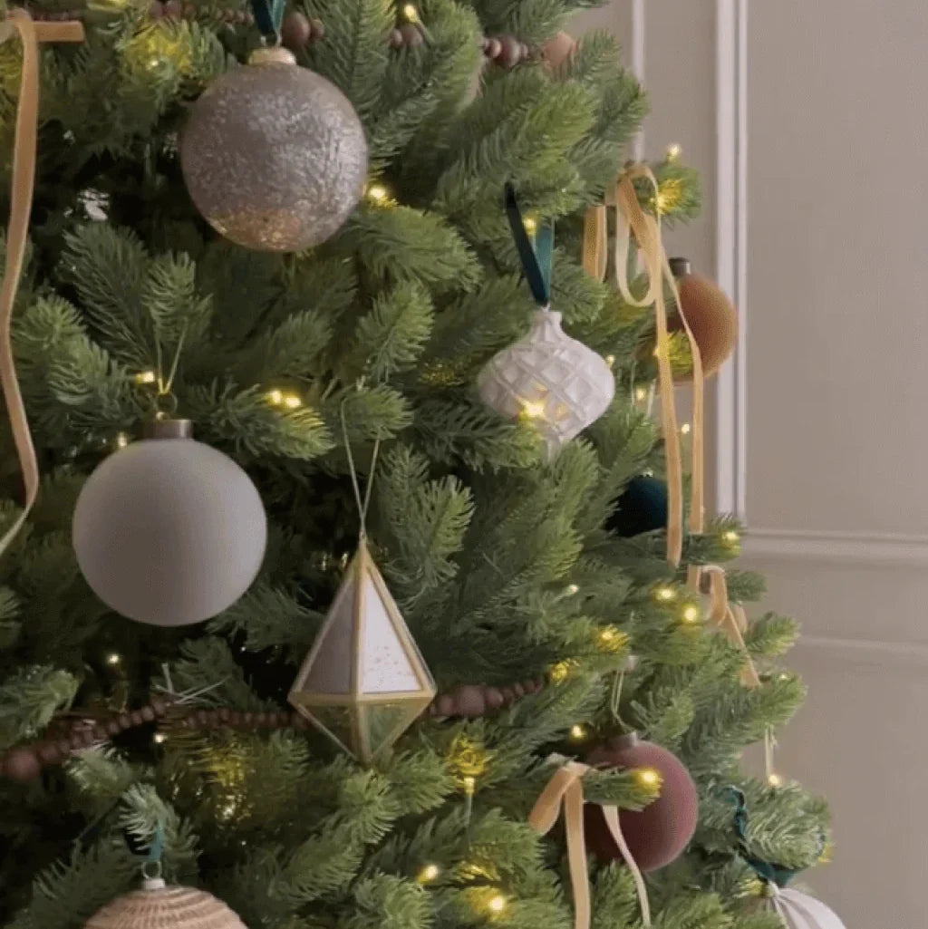 Albero di natale con Micro Led Incorporati "Aurora" 80% PE Effetto Real Touch