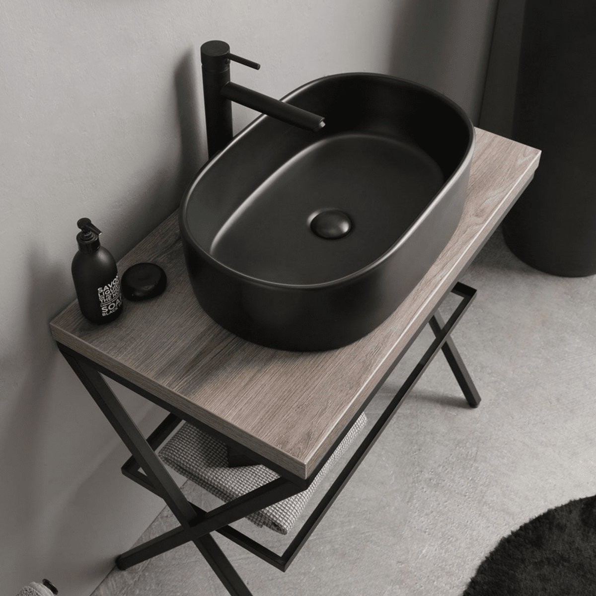 Mobile bagno a terra rovere fossile "Victoria" con lavabo in ceramica nero opaco ovale e specchio rotondo 80 cm - MondoViro