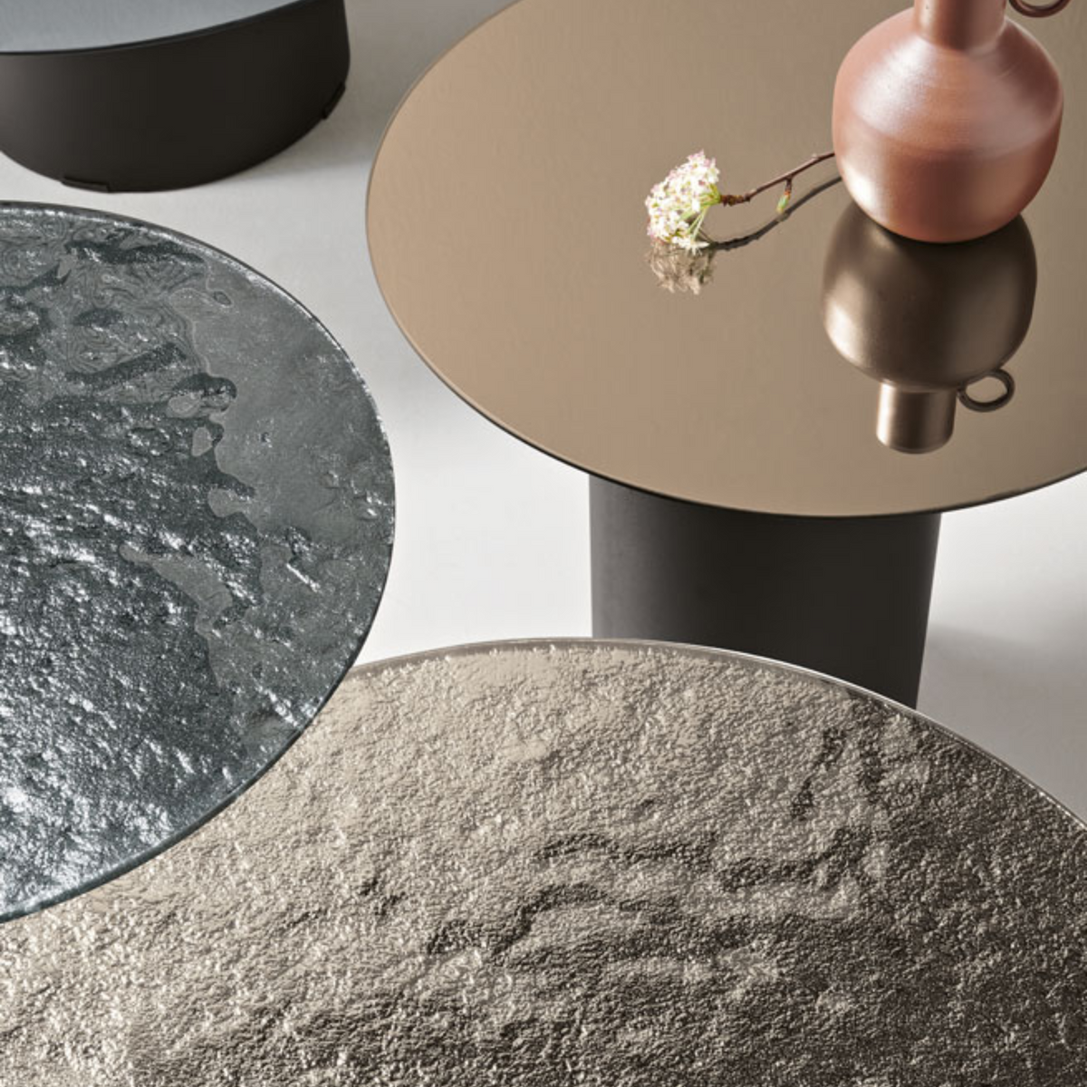 Tavolino rotondo "Dixy" con base in metallo e piano in vetro