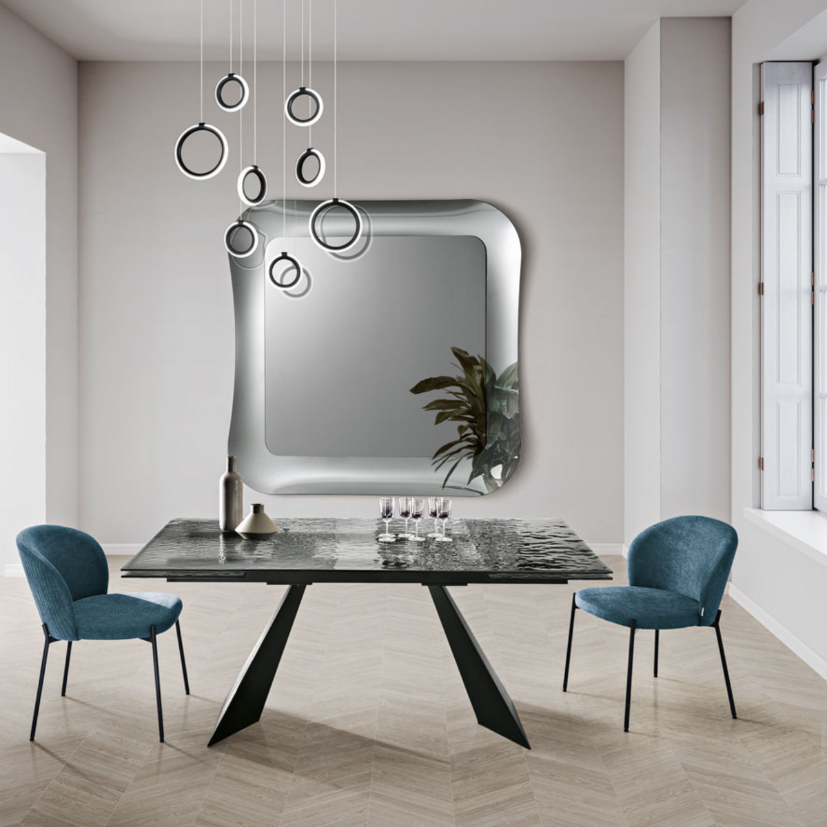 Specchio da parete moderno "Indi" con cornice in vetro fuso elegante