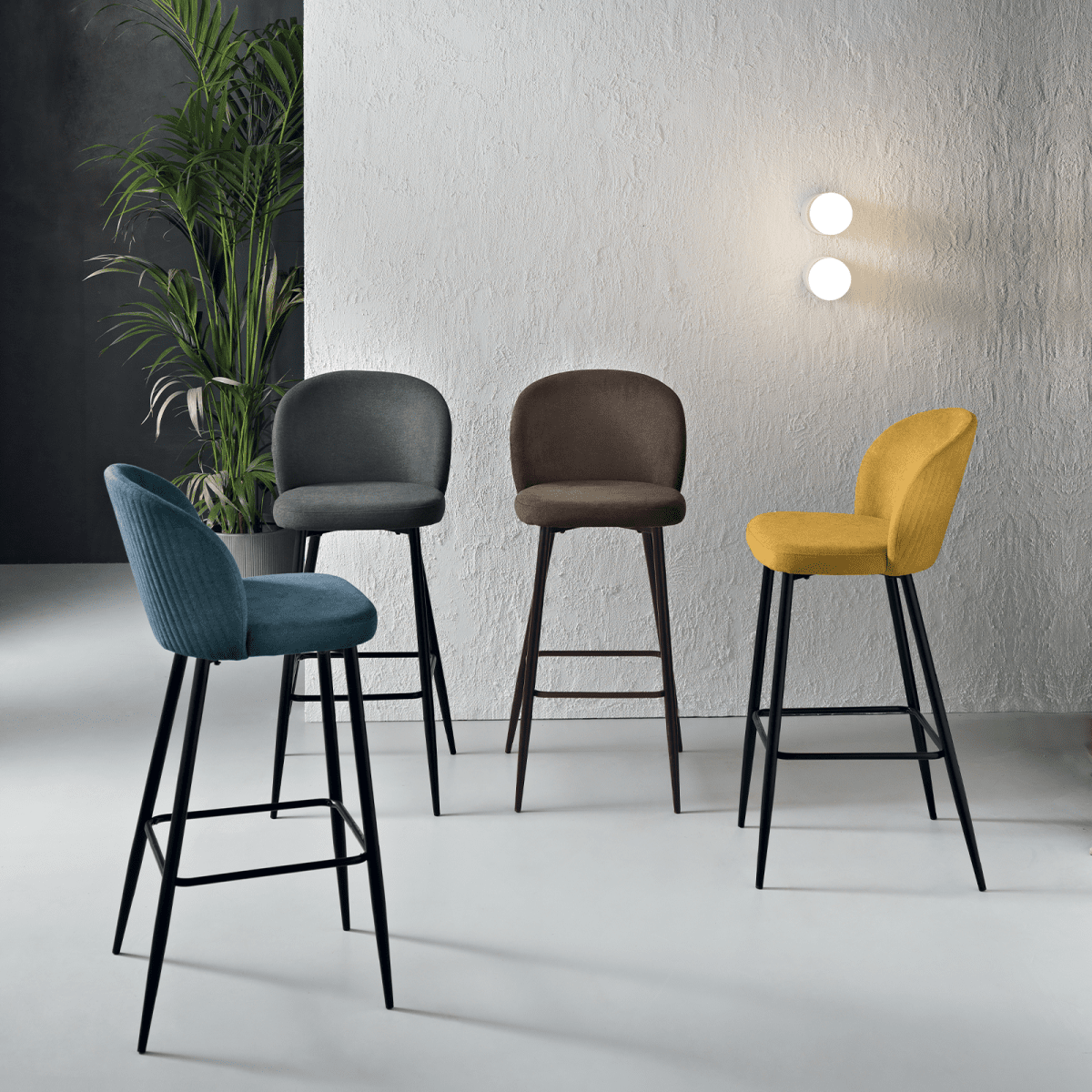 Set di sgabelli alti moderni "Lizzy" in tessuto imbottite cm 48x53 93h - MondoViro