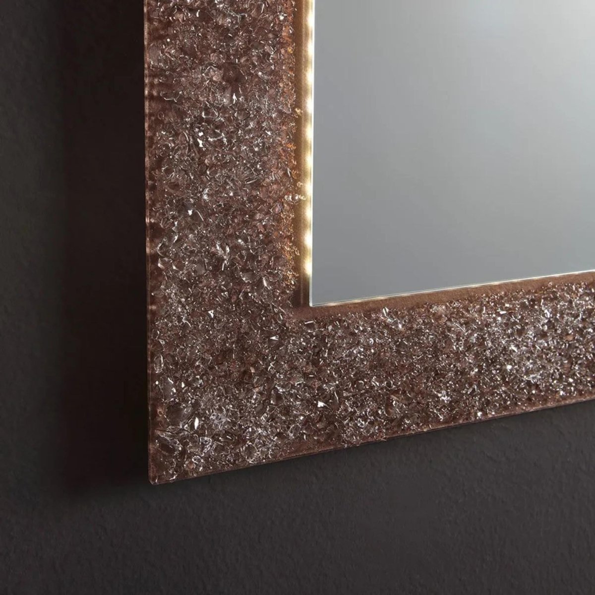 Specchio a led rettangolare "Serranova" con cornice in graniglia di vetro cm 98x70 - MondoViro