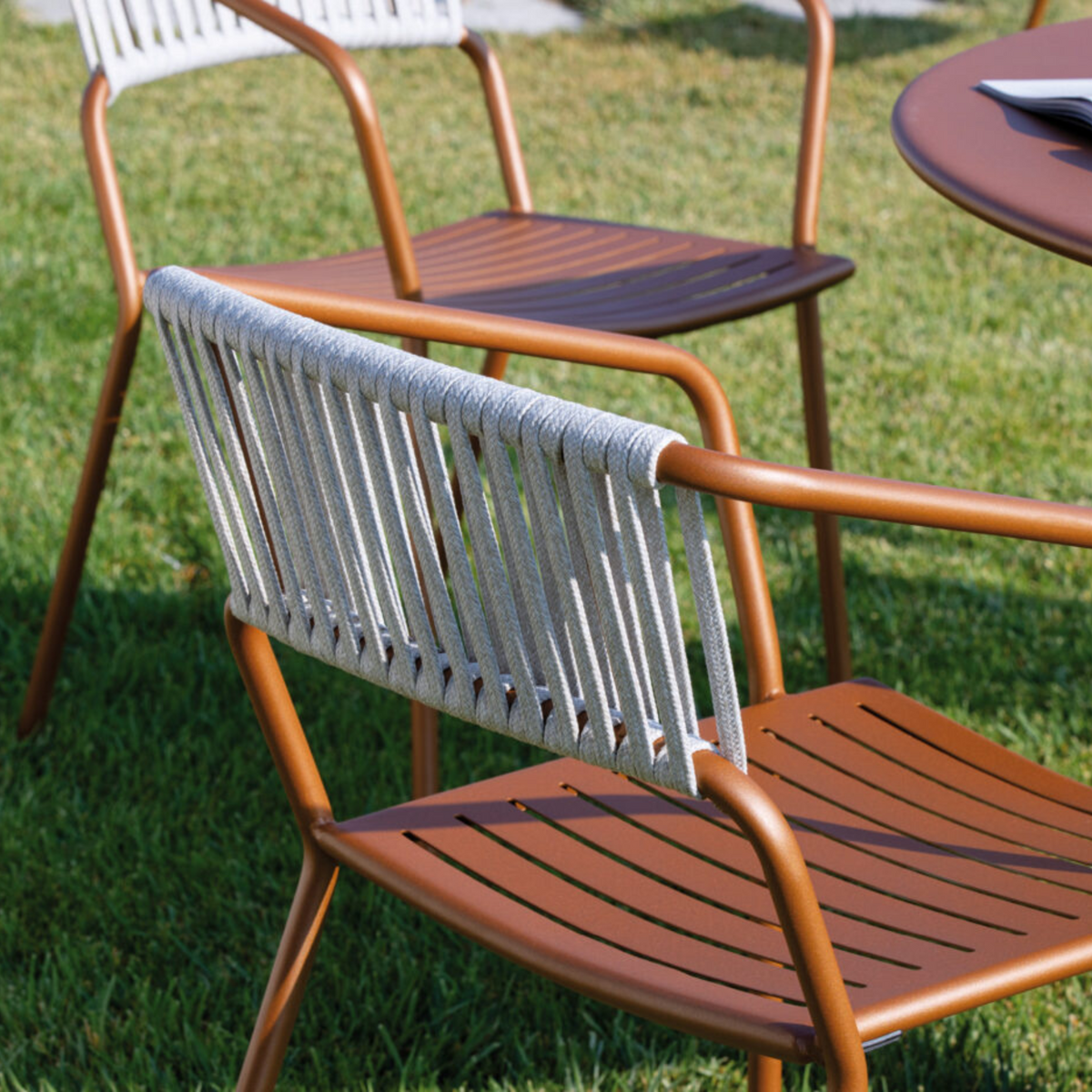 Sedie in metallo "Slot" con schienale in corda "Slot" impilabili cm 54x55 79h
