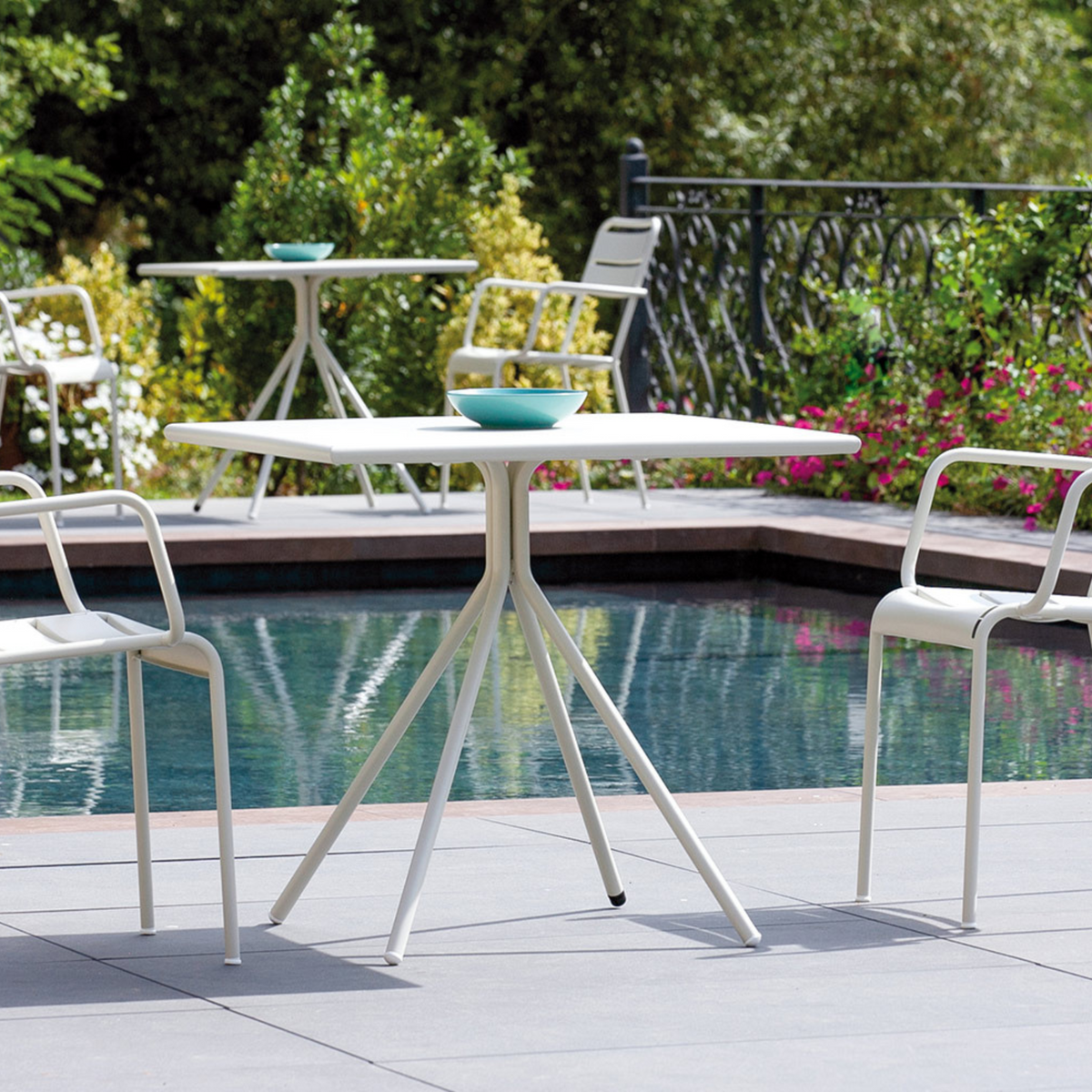 Tavolo quadrato in metallo zincato "Twist19" da bar e giardino h 75 cm
