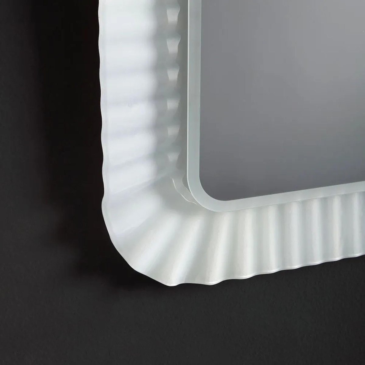 Specchio led rettangolare "Redding" con cornice in vetro fuso reversibile cm 94x68 - MondoViro