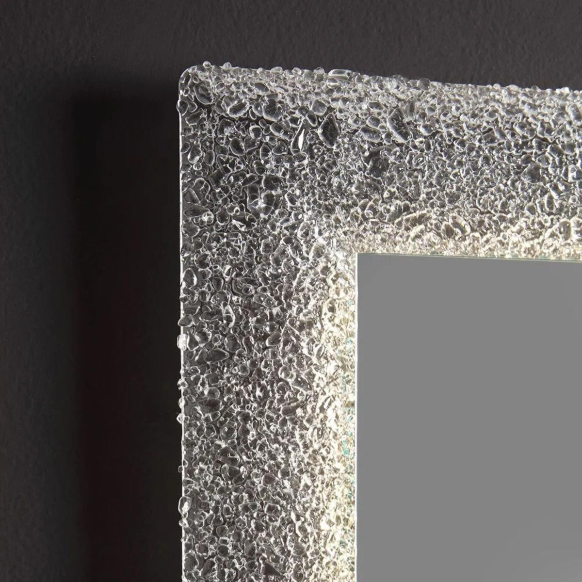 Specchio a led rettangolare "Serranova2" con cornice in graniglia di vetro cm 90x62 - MondoViro