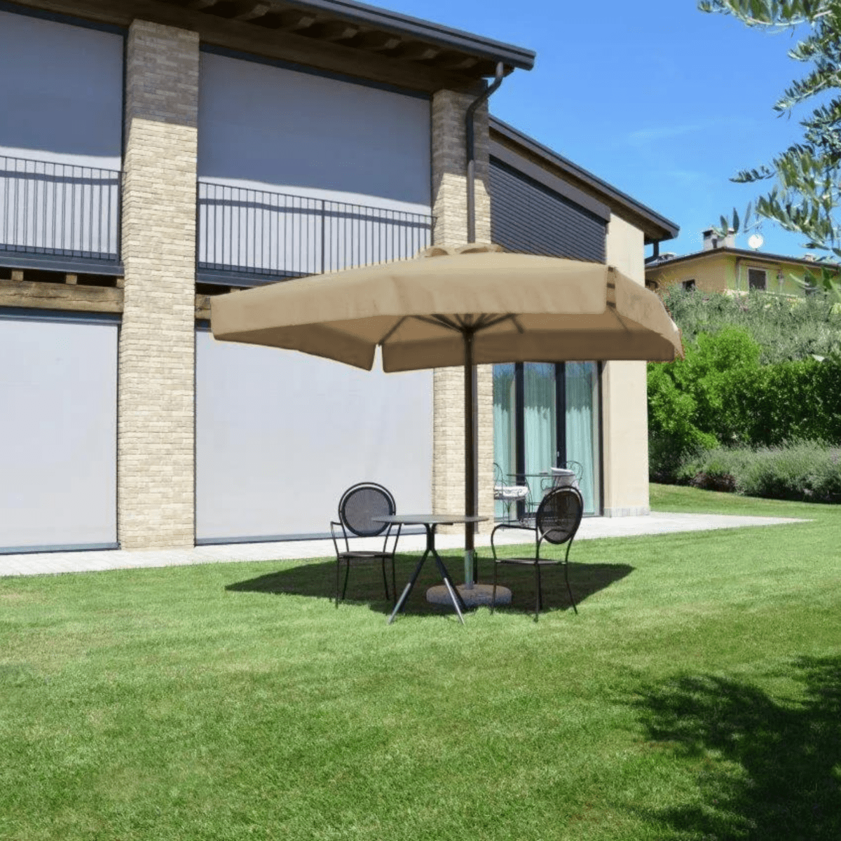 Ombrellone moderno "Corallo Glamour" con palo centrale effetto rovere - MondoViro