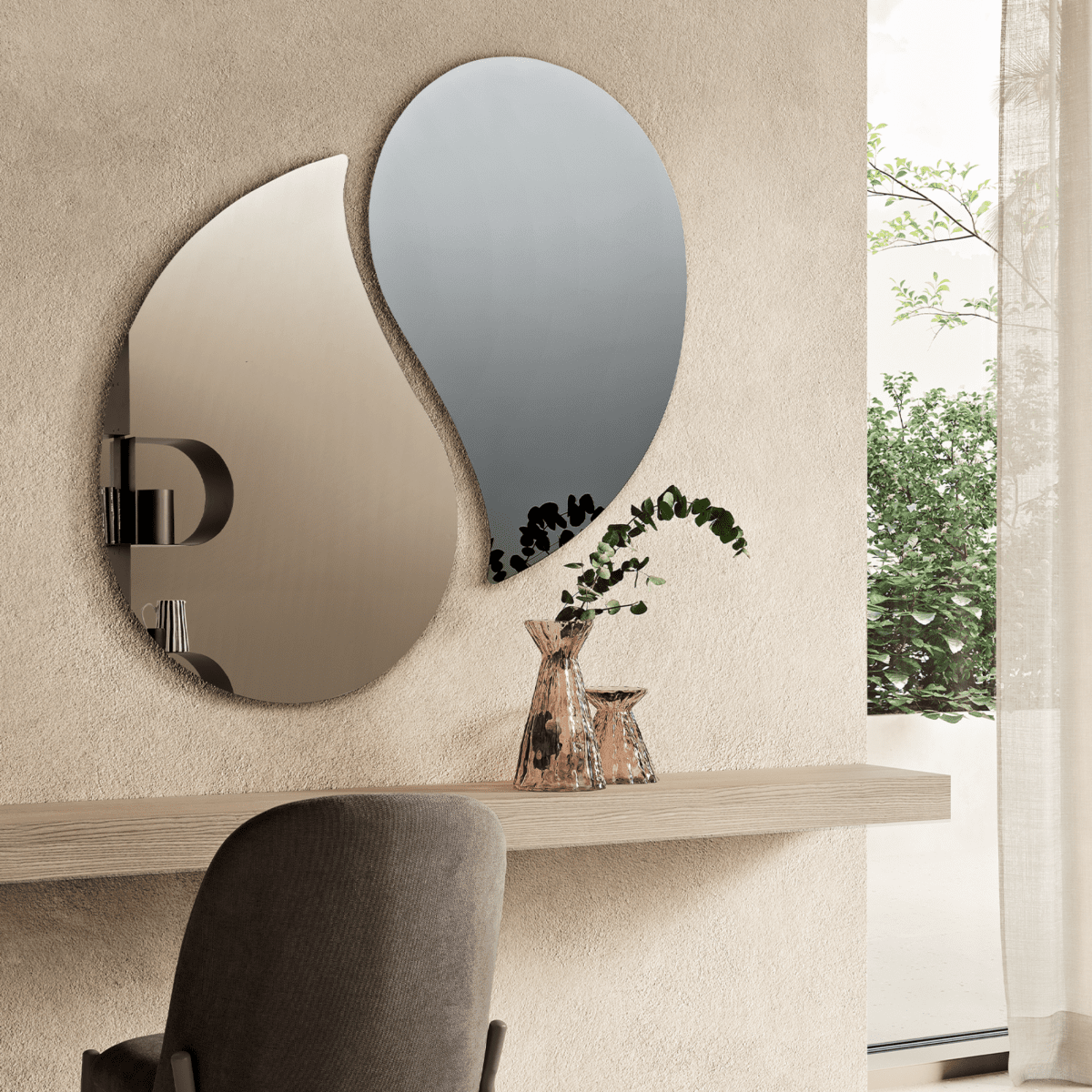 Specchio decorativo "Acqua" sagomato a goccia dal design fluido e contemporaneo cm 90x62h - MondoViro