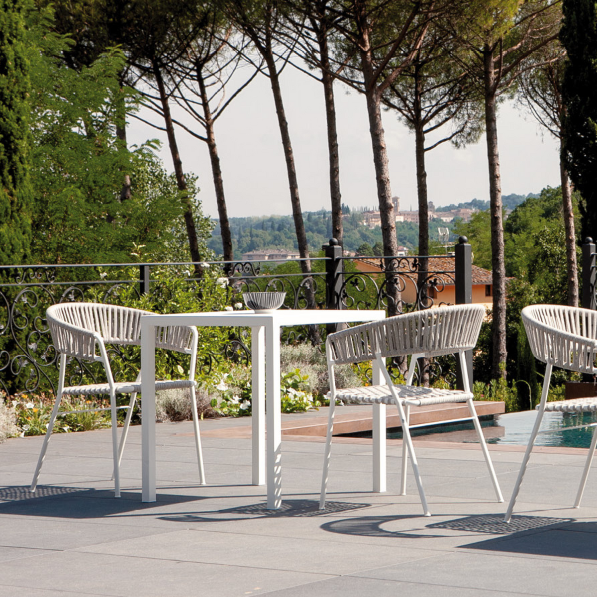 Tavolo fisso quadrato in metallo "Quatris" modero impilabile bar giardino  h 75 cm
