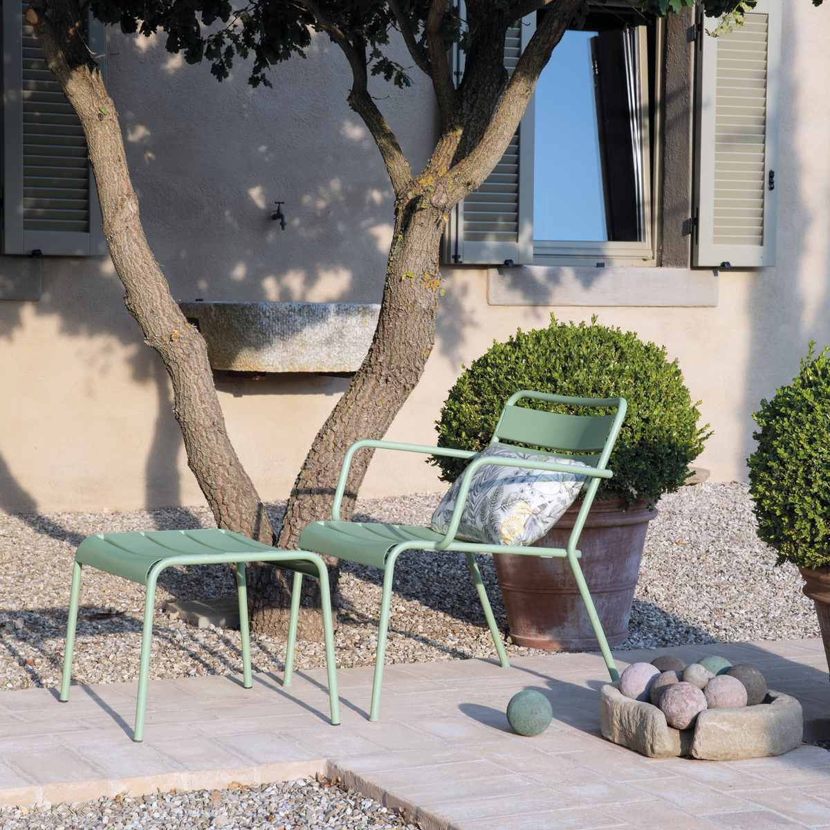 Tavolino poggiapiedi in metallo verniciato "Twist" basso da giardino cm 126x57 45h