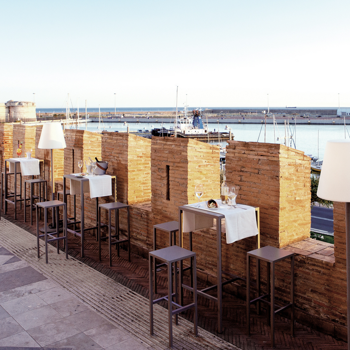 Tavolo alto in metallo verniciato "Seaside" da bar e giardino moderno h 110 cm