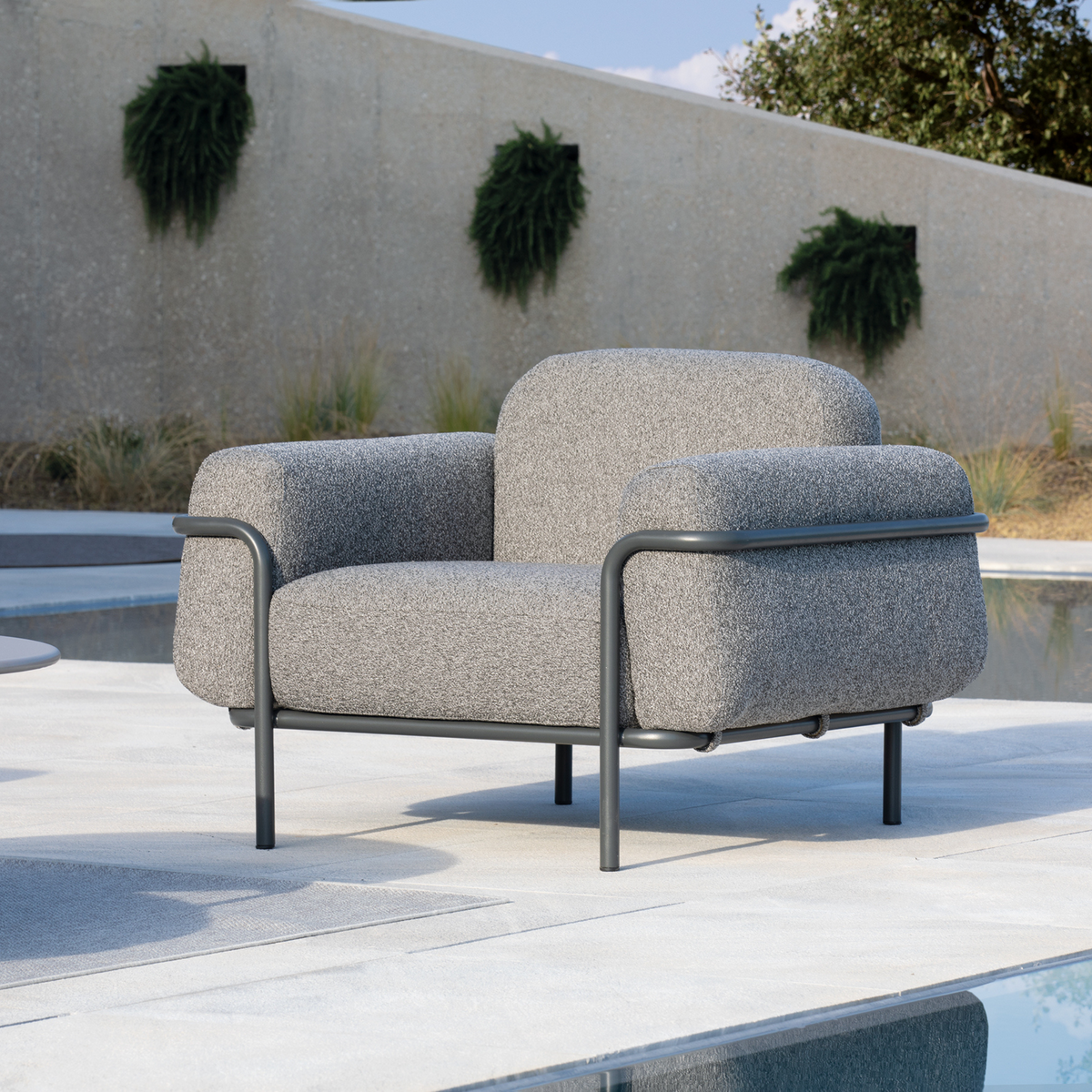 Poltrona lounge in tessuto imbottito "Hug" struttura in metallo da giardino cm 105x94 75h