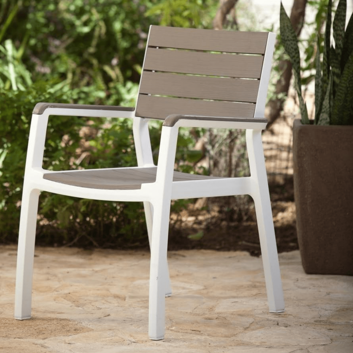 Set di sedie impilabili con braccioli "Harmony" in resina effetto legno da giardino cm 58x58 86h - MondoViro