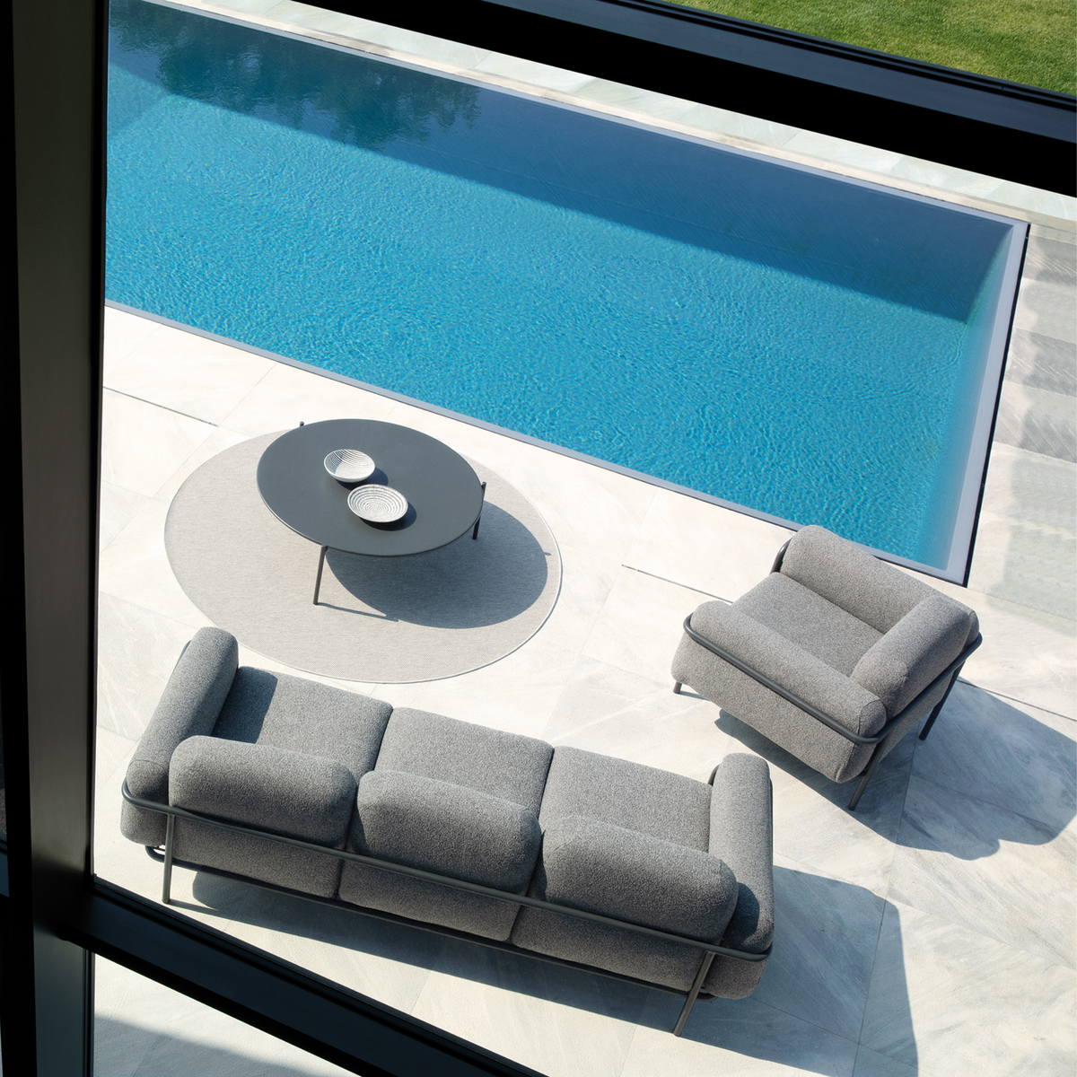 Divano 3 posti in tessuto imbottito "Hug" struttura in metallo da giardino cm 235x94 75h