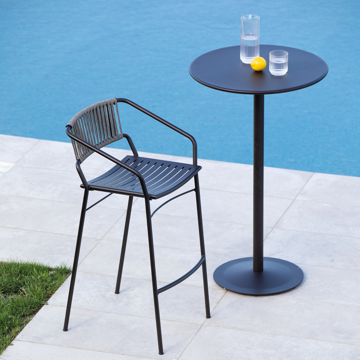Sgabello alto in metallo zincato "Slot" da giardino impilabile cm 54x60 100h