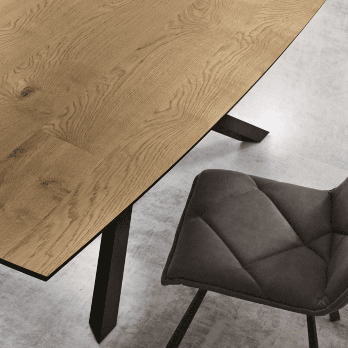 Tavolo moderno allungabile "Alan" con base in metallo e piano in rovere - MondoViro